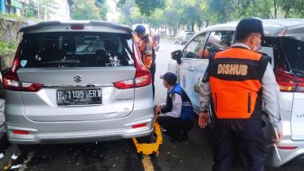 Beri Efek Jera Pengendara yang Parkir Sembarangan, Dishub Depok Gembok Puluhan Mobil