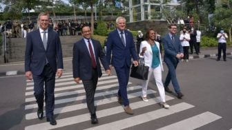 Aksi Anies Baswedan Catwalk di Citayam Fashion Week, Tampil Mencolok dengan Gaya Formal