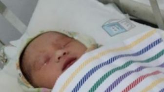 Astaga, Seorang Bayi Mungil Baru Lahir Dibuang Ibunya di Emperan Rumah Warga di Depok