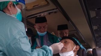 Tiba dengan Selamat di Depok, Ratusan Jemaah Haji Langsung Lakukan Tes Swab