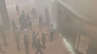Momen Karyawan Berlarian Menyelamatkan Diri ketika Plaza Senayan Kebakaran
