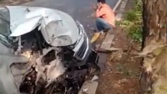 Diduga Sopir Ngantuk, Minibus Tabrak Pohon di Jalan Juanda Depok