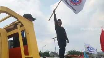 Demo Buruh di Depan Gedung DPR, Tutup Paksa Jalur Transjakarta