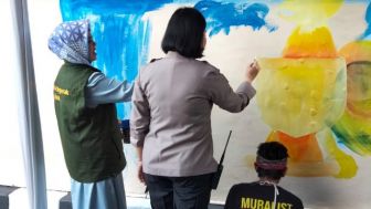 Berikan Ruang Ekspresi, Polisi di Depok Ajak Pelajar Berkreasi Lewat Mural