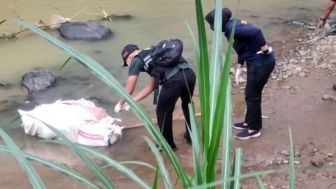Bikin Geger, Remaja Lagi Berenang di Ciliwung Temukan Mayat Dalam Karung