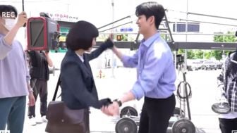 Keseruan Dibalik Layar Extraordinary Attorney Woo Episode Mendatang, Park Eun Bin Tak Kuat Tahan Tawa Jalani Adegan Ini