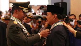 Panglima TNI Sematkan Empat Bintang Kehormatan kepada Prabowo Subianto