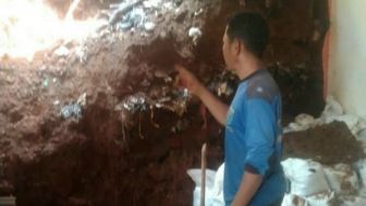 Tembok Ruang LPM di Kelurahan Pondokjaya Cipayung Depok Diterjang Longsor