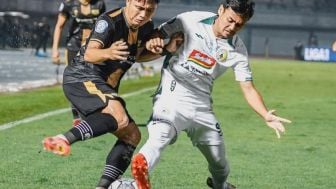 Duel Sengit Dewa United vs PSS Sleman Berakhir Tanpa Gol