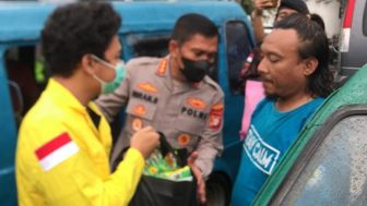 Polisi dan Mahasiswa di Depok Kompak Bagikan Sembako untuk Sopir Angkot