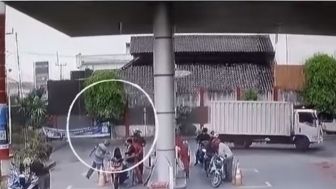 Lansia Lempar Korek Menyala ke Motor Sedang Isi BBM di SPBU Cirebon: Stress Gara-gara BBM Naik!