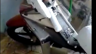 Viral Video Anak Cat Motor, Warganet : Mamanya Sabar Banget, Salut