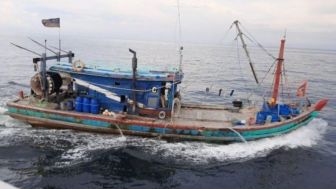 Kapal Bocor Tertabrak Sampah Kayu, Tiga Nelayan Ini Hanyut ke Malaysia
