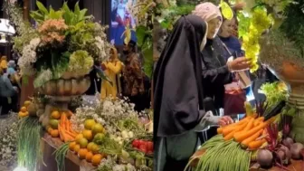 Unik! Resepsi Pernikahan Ini Sediakan Sayur dan Buah Mentah Untuk Tamu