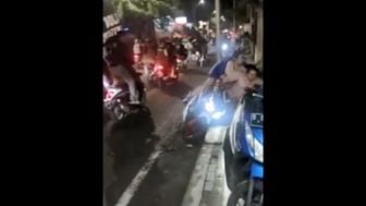 Belum Puas di Kanjuruhan, Suporter Bonek Pukul Pemotor di Jalan