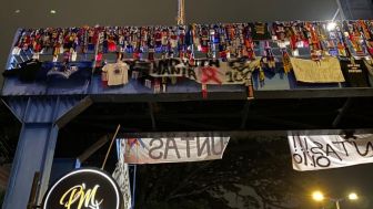 Aksi Gantung Syal Aremania: Pensiun Tonton Sepak Bola di Stadion hingga Tragedi Kanjuruhan Diusut Tuntas