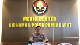 Dua Anggota Polda Papua Barat Dipecat Imbas Jilat Kue Ultah TNI, Warganet: Sawah Orang Tua Belum Diganti
