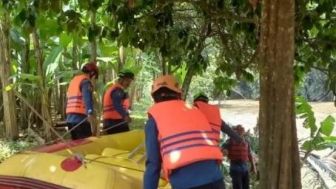 Salah Satu Korban Hanyut Curug Kembar Belum Ditemukan, Damkar Depok Sisir Sungai Ciliwung