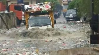 Video TPA Cipayung Depok Banjir Tampil di Medsos, Warganet : Semoga Sehat Semua yang Kerja Disitu