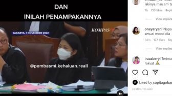 Tanya Pertanyaan yang tak Subtansial, Pengacara Putri Candrawathi Disoraki Penonton Sidang