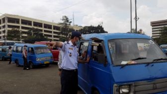 Penertiban di Terminal Depok, Dishub Temukan Puluhan STUK dan KP Angkot Sudah Tidak Berlaku