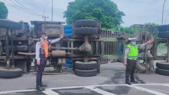 Diduga Hilang Kendali, Truk Kontainer Terguling di Juanda Depok