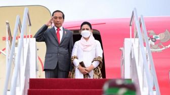 Presiden Jokowi Ingatkan Jangan Pamer Gaya Hidup Mewah, Kok Iriana Pakai Sendal Hermes Rp13 Juta?
