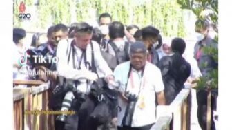 Cuma di Indonesia! Menteri PUPR Basuki Hadimuljono Bergaya Bak Wartawan untuk Foto Presiden Jokowi