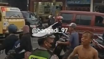 Aksi Songong Oknum Aremania Provokasi Polisi hingga Acungkan Jari Tengah, Warganet Geram: SDM Rendah