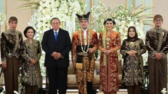 Momen Lucu Iriana Jokowi Colek Kaesang Pangarep Agar Diam Saat Bersalaman dengan SBY: Random Skill Maszeeh!