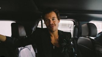 Pacaran dengan Model Seksi, Harry Styles Berharap Bisa Hilangkan Stres dan Tekanan Gara-gara Wanita Ini
