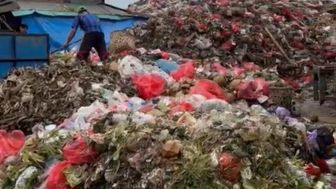 Sampah Dari Luar Pasar Kemirimuka, Warga Disuruh Bayar