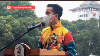 Aksi Bubarkan Barisan Upacara ketika Hujan Tuai Pujian Warganet, Gibran Jawab Santai: Itu Pencitraan Kok!