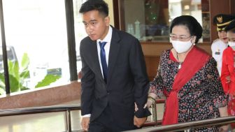 Full Senyum, Gibran Benarkan Tanda Pencalonan Gubernur Bisa Dilihat dari Ekspresi Saat Digandeng Megawati