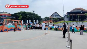 Aksi Lucu Gibran Jadi Kiper Tendangan Menko Airlangga dalam Peresmian Solo Techno Park