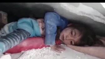 Momen Gadis Suriah Berusia 7 Tahun Lindungi Adik Laki-Lakinya di Bawah Reruntuhan Bangunan, Buat Warganet Menangis