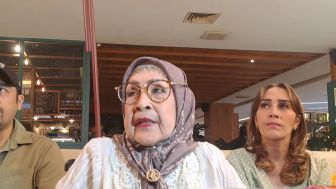 Shock tak Bisa Ramadan Bersama Ferry Irawan, Hariati Terjatuh di Kamar Mandi Rumah Pasca Sidang Anaknya