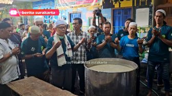 Gibran Spill Lokasi Berburu Takjil, Ratusan Warga Solo Antri Bubur Samin Khas Banjar di Masjid Darussalam