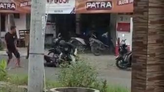 Viral Video Gerombolan Perampok Bawa Senjata Rakit, Gasak Uang Rp100 Juta hingga Tembak Kaki Dua Orang Warga