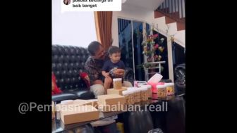 Gala Sky Dipertemukan dengan Pak Ansori, Warganet Salfok Sopannya Keluarga Haji Faisal yang Pilih Duduk di Lantai