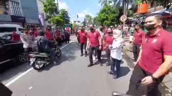 Gak Gengsi! Gaya Nyetrik Iriana Jokowi Mengatur Lalu Lintas, Persilahkan Kendaraan Lewat Duluan Jadi Perhatian Warganet