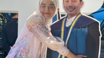 Momen Haru Nabila Ishma Peluk Standing Frame Eril di Momen Wisuda: Lunas Ya Janji Aku..