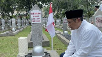 Pakai Peci dan Kemeja Putih, Anas Urbaningrum Bersimpuh di Makam Suami Megawati Sukarnoputri