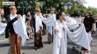 Momen Lucu Gibran Malu-Malu Ikut Nari Bareng Sandiaga Uno, Mas Wali Sampai Lakukan Ini karena Ditertawakan Penonton