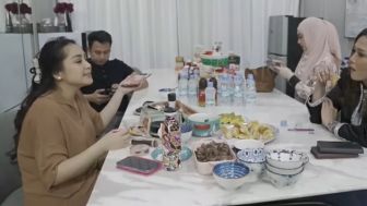 Nagita Lagi Dandan, Raffi Ahmad Curi-Curi Kesempatan Chat dengan Celine Evangelista? Gesturnya Disorot Warganet