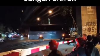 Bikin Greget! Dua Bus TNI AL Terobos Perlintasan Kereta Api, Warganet Beri Sindiran: Buku-buru Mau Jemput Bu Bidan