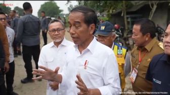 Terlihat Dongkol! Momen Pak Bas Cuekin Arinal Djunaidi saat Bangga Presiden Jokowi Bantu Perbaikan Jalan Lampung dengan Anggaran Rp800 Miliar