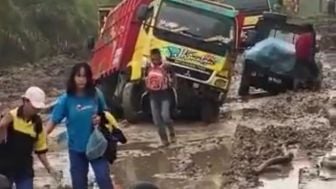 Lebih Parah dari Lampung! Jalan di Labuhanbatu Utara Sumut Berlumpur hingga Buat Mobil dan Truk Terperosok