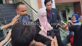 Chaos! Inara Rusli Bungkam Saat Diwawancarai Awak Media, Wartawan Geram: Dibayar Lo Ya Buat Diem?!