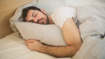 Bisa Ganggu Orang Hingga Pengaruhi Kesehatan Tubuh, Begini Cara Menghilangkan Kebiasaan Mengorok Saat Tidur